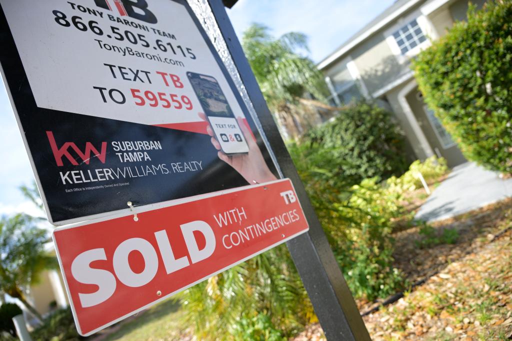 Home sales increases more than expected after facilitating mortgage rates: 'Buyers slowly enter the market'