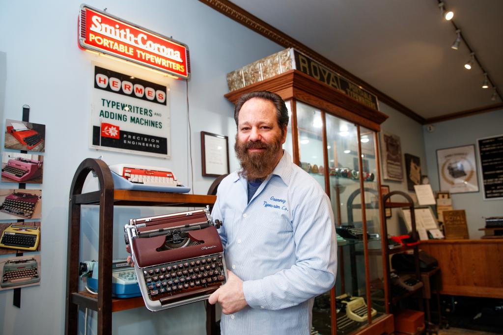 Exclusive | Last New York -New Writing Sopping Store gets a help from George Clooney to stay in the sea, despite the sinking industry